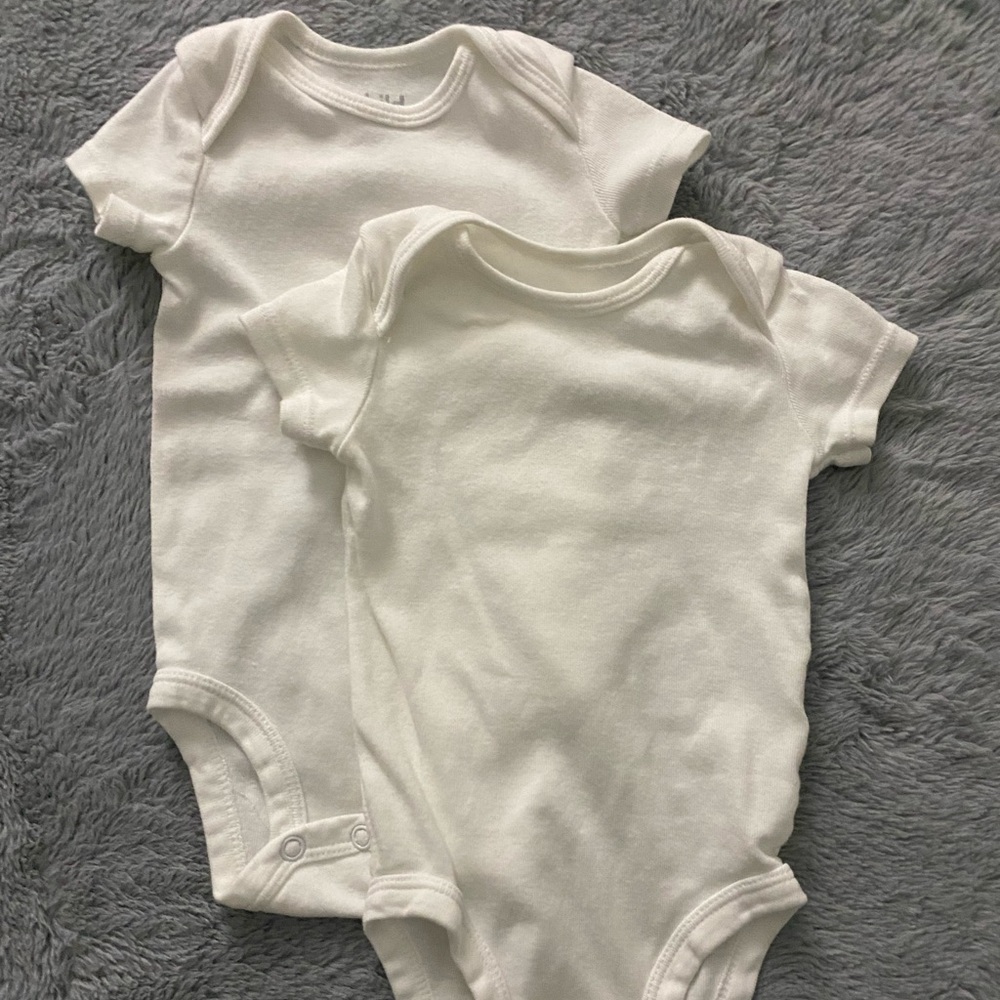 Carter’s Baby Short Sleeve Onesies - 0-3 months